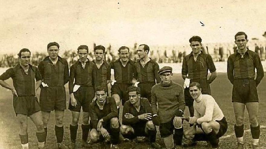 Jugadores del Arenas de Getxo y del Real Betis Balompié antes de un partido de liga en 1932. Fuente de la imagen: Deia
