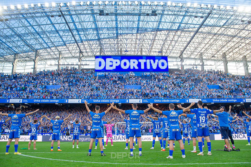 Jugadores del Deportivo de La Coruña celebrando un triunfo en Primera RFEF. Fuente: RC Deportivo de La Coruña.