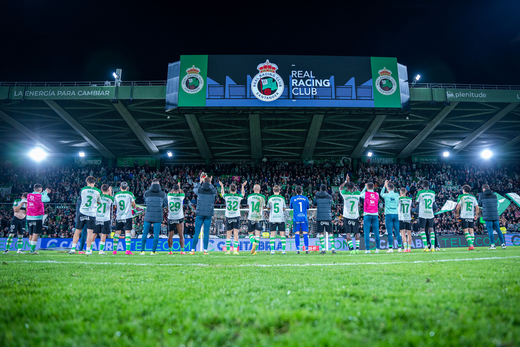 Jugadores del Real Racing Club celebrando la victoria frente al Málaga CF en la temporada 2024/25. Fuente: Real Racing Club.