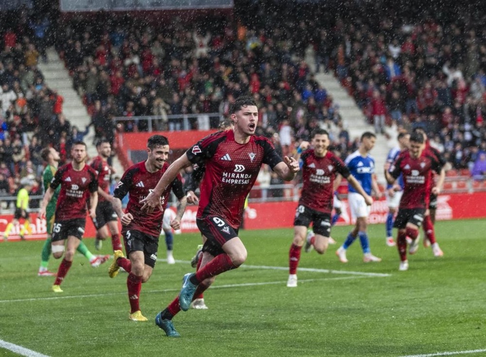 Jugadores del CD Mirandés celebrando un gol ante el Real Oviedo. Fuente: CD Mirandés.