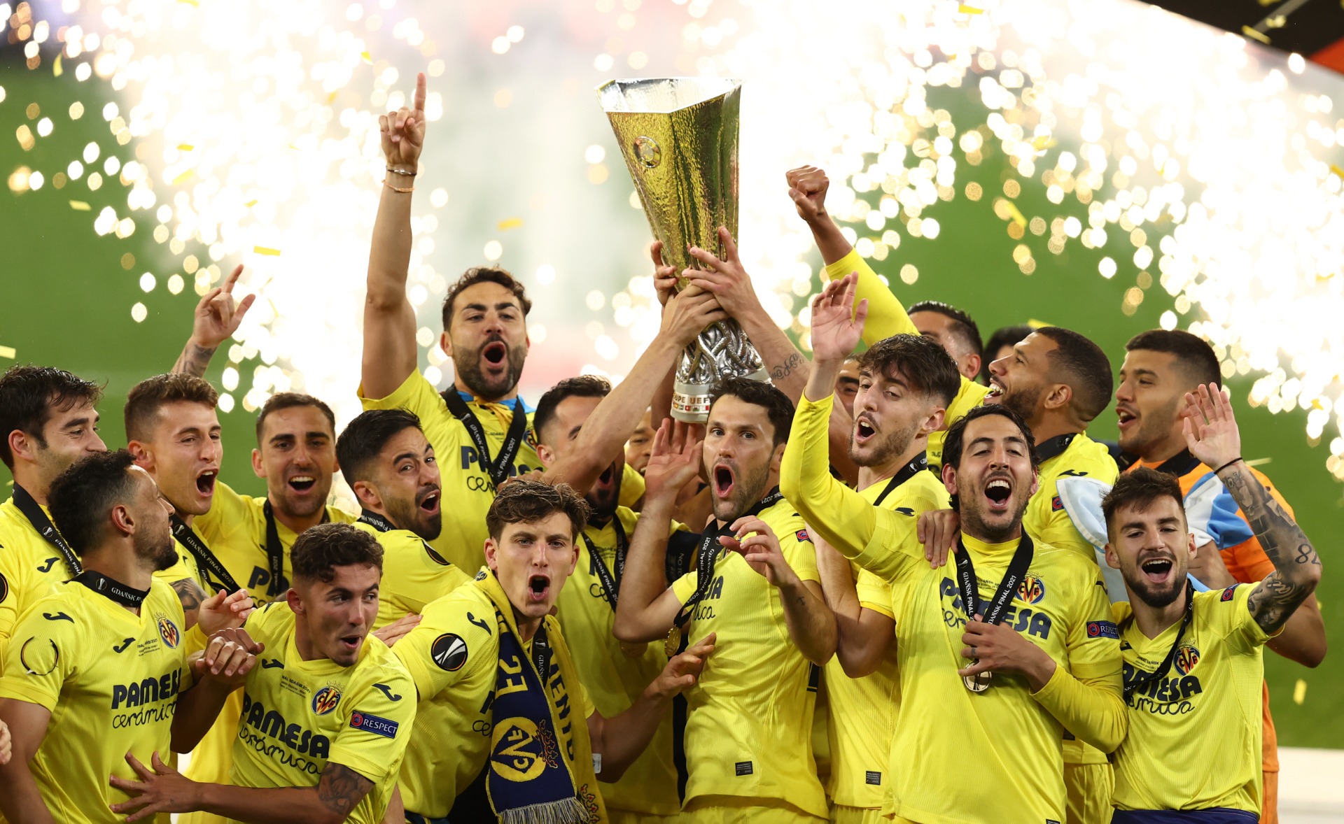Jugadores del Villarreal CF levantando el trofeo de la UEFA Europa League 2020/21. Fuente: Villarreal CF.