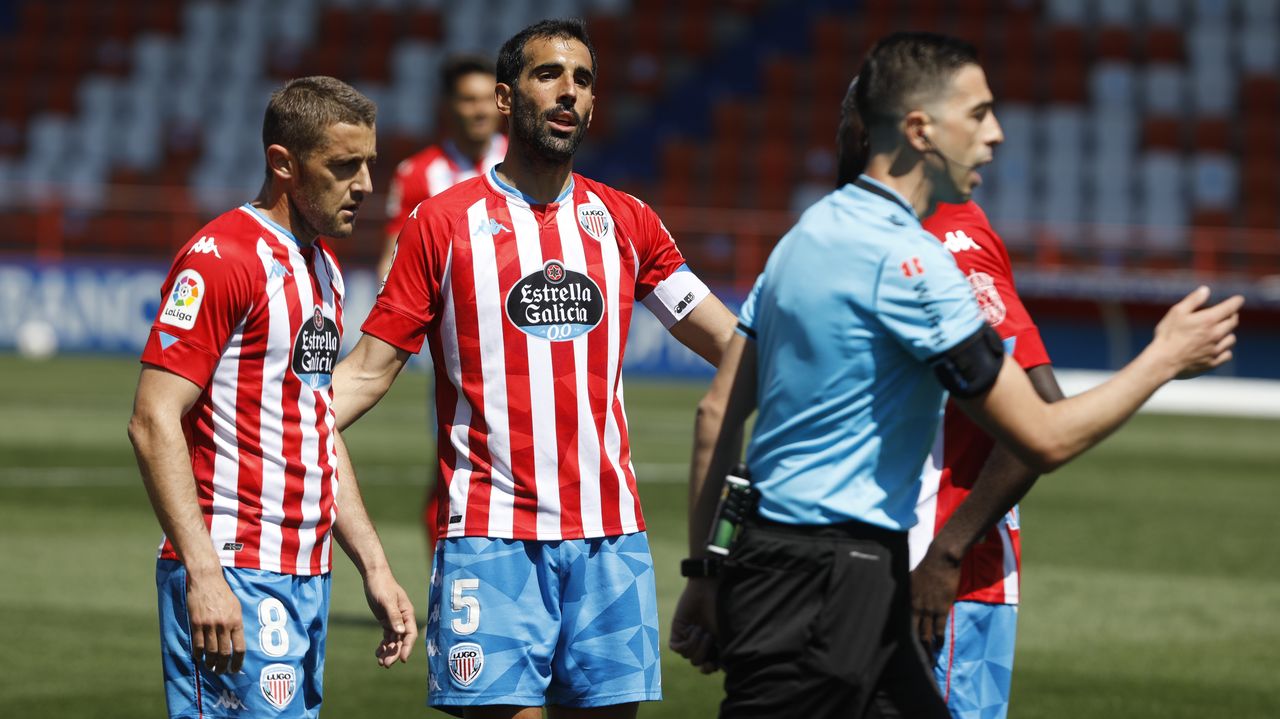 Jugadores del CD Lugo protestando una acción al árbitro. Fuente: La Voz de Galicia.