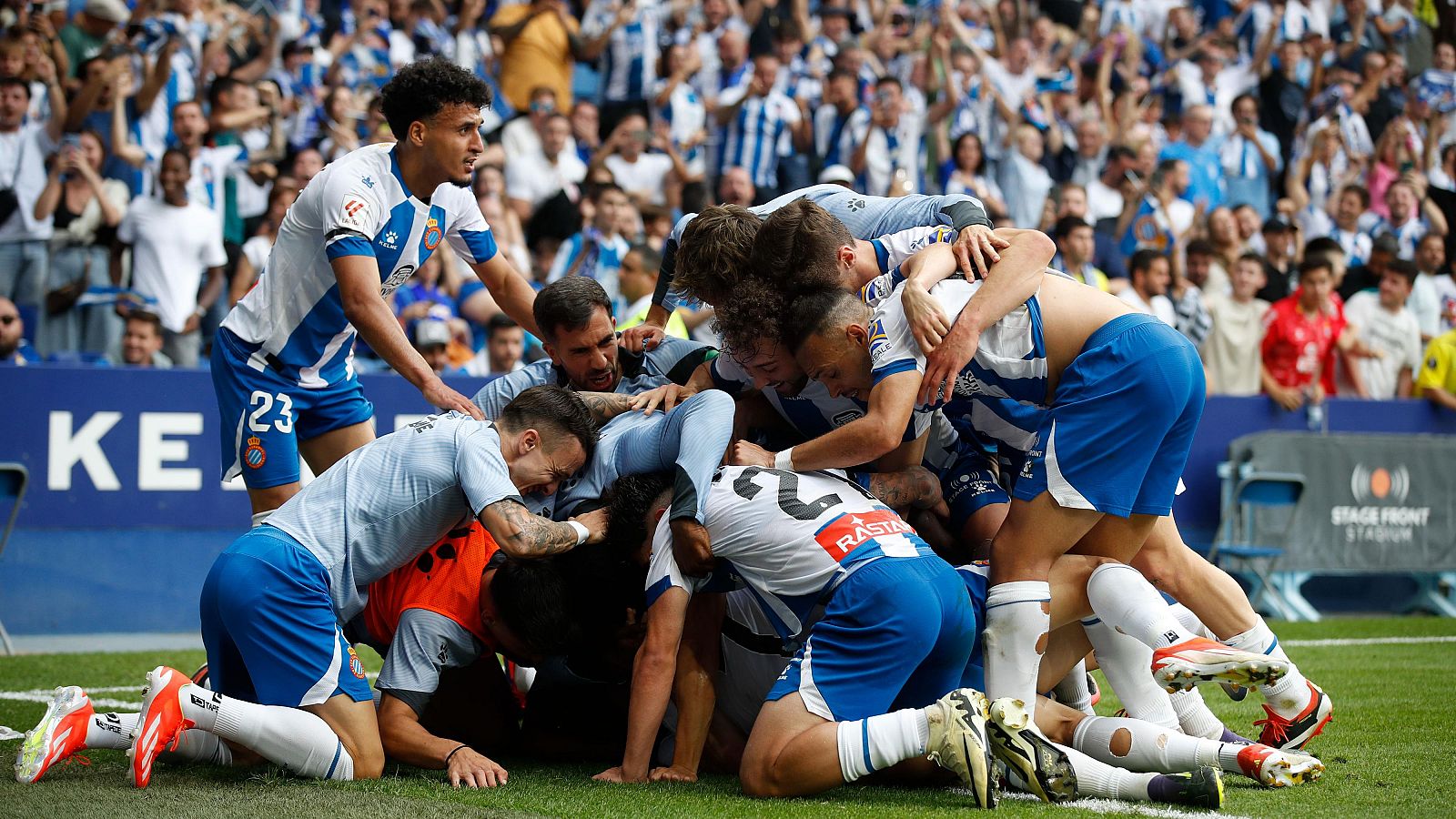 Jugadores del RCD Espanyol celebrando un gol de Javi Puado ante el Real Oviedo. Fuente: RCD Espanyol.