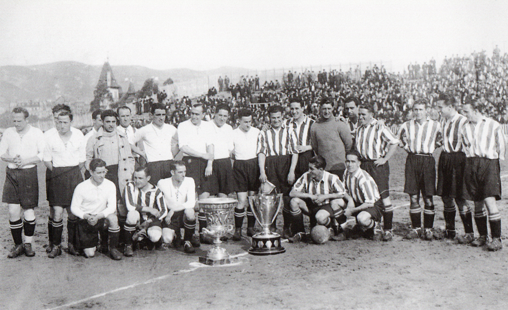 Jugadores del Athletic Club y del Real Unión con los títulos de Liga y Copa conseguidos por los bilbaínos. Fuente: Athletic Club.